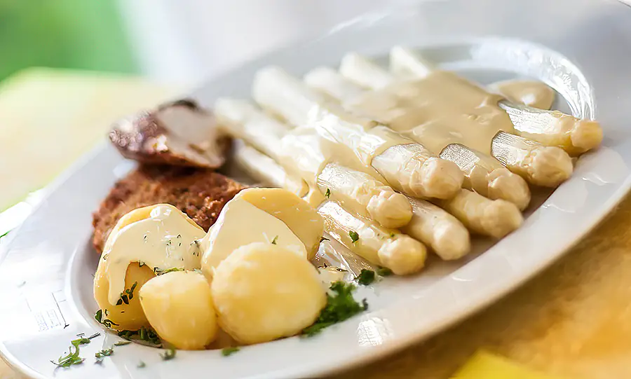 Weißer Spargel auf einem Teller